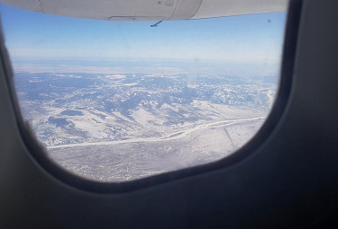 Вид на землю из иллюминатора самолета