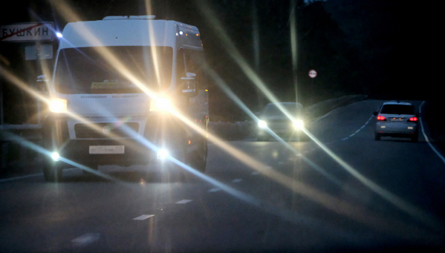 Трасса "Иркутск-Чита" ночью. Микроавтобус, направляющийся в Аршан, проезжает в районе города Бабушкин в Бурятии 