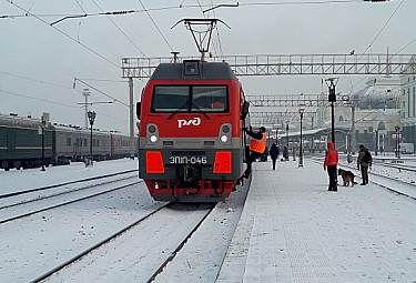 Локомотив "Российских железных дорог" на железнодорожных путях
