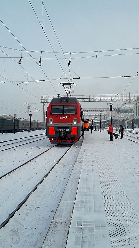 Локомотив "Российских железных дорог" на железнодорожных путях