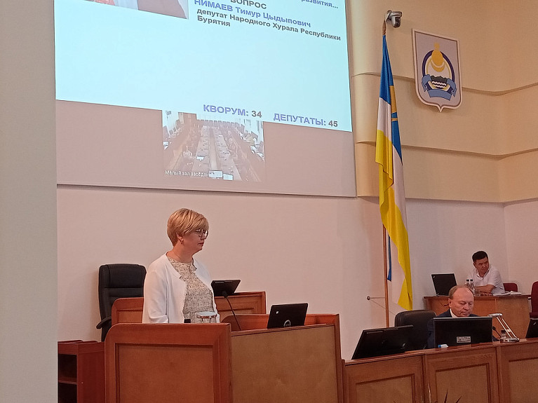 Екатерина Кочетова, министр экономики Бурятии, выступает с докладом на сессии Хурала. 29 июня 2023 года