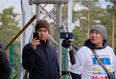 Улан-Удэ. Коммунист Баир Цыренов (слева) и активист Дмитрий Баиров. Митинг КПРФ 29 сентября 2019 года, парк "Юбилейный"