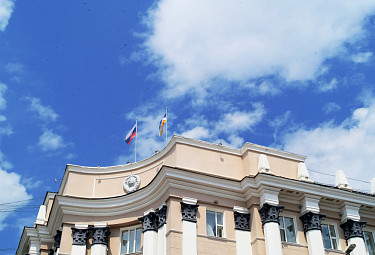 Улан-Удэ. Здание парламента Бурятии с флагами России и Бурятии на крыше