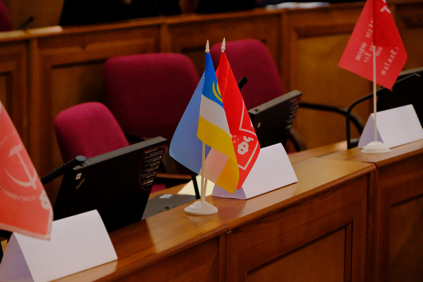 Парламент Бурятии. Флаги КПРФ и Бурятии на сессии регионального парламента