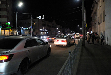 Улица Коммунистическая в центре Улан-Удэ. Дорожное движение вечером (2022 год)