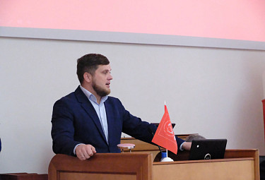 Сергей Дорош (ЛДПР) выступает перед собранием депутатов-коммунистов Бурятии. 2022 год
