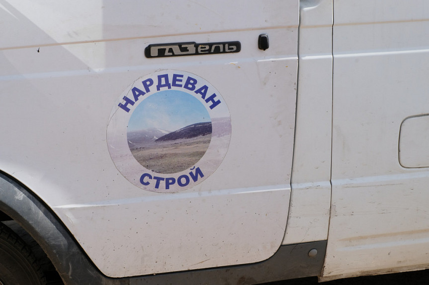 Улан-Удэ. "Газель" с эмблемой строительной компании "Нардеван-Строй" на боку