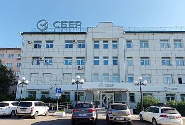 Улан-Удэ. Здание Сбера на улице Терешковой с машинами перед ним. 2023 год