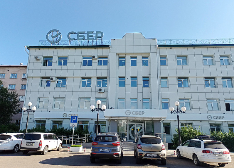 Улан-Удэ. Здание Сбера на улице Терешковой с машинами перед ним. 2023 год
