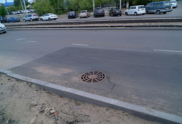 Некачественный ремонт дорог. Трещина на отремонтированном участке улицы Сахьяновой в Улан-Удэ (май 2022 года)