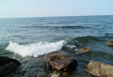 Бурятия. Южный Байкал. Волны накатываются на камни у берега Байкала