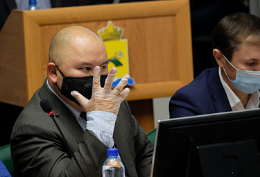 Муниципальный депутат Денис Гармаев на сессии Улан-Удэнского горсовета в условиях коронавируса(2020 год)