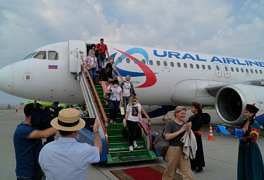 Улан-Удэ. Встреча первого чартера "Уральских авиалиний" с туристами в аэропорту "Байкал" (5 июля 2020 года)