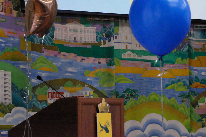 Мэрия Улан-Удэ. Трибуна с гербом города и праздничными воздушными шариками