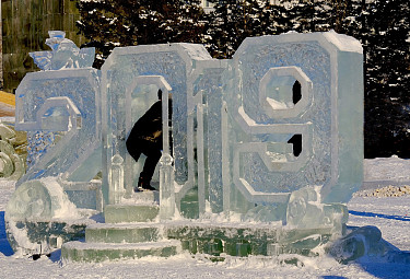 Улан-Удэ. Горожанин символически переходит в 2019 год - через ледовую композицию