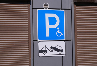 Дорожные знаки - парковка для инвалидов и эвакуация автомобиля