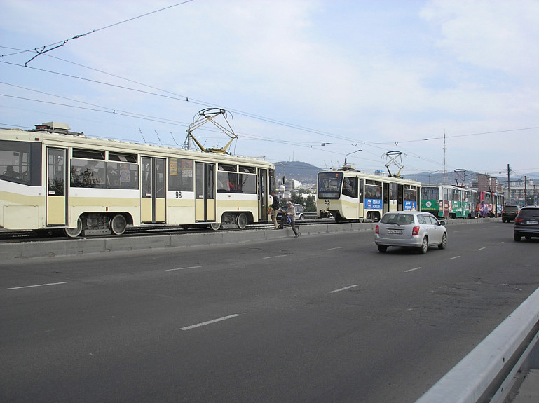 Затор из муниципальных трамваев в городе Улан-Удэ
