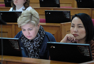 Министр экономики Бурятии Екатерина Кочетова (слева) со своим первым заместителем Эльвирой Дабаевой на слушаниях в парламенте Бурятии. 8 ноября 2022 года