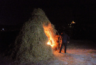 Зажжение огромного костра на буддийском ритуале "Дугжууба" (Улан-Удэ, 3 февраля 2019 года)