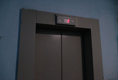 Дверь лифта в подъезде жилого многоэтажного дома