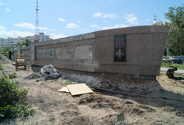 Улан-Удэ. Ремонт сквера "Ровесникам, ушедшим в бой". Стена для фотографий погибших в Афганистане, Чечне и других "горячих точках" (август 2020 года)