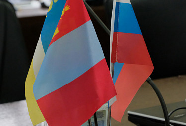 Флажки Бурятии, Монголии и РФ на столе