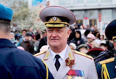 Улан-Удэ. Генерал полиции Олег Кудинов на фоне здания мэрии города 9 мая 2019 года
