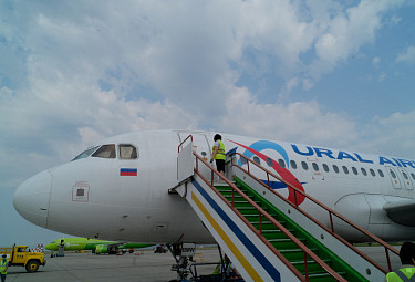 Улан-Удэ. Встреча чартера "Уральских авиалиний" с туристами в аэропорту (5 июля 2020 года)