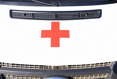 Красный крест на автомобиле "скорой помощи"