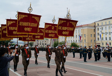 Улан-Удэ 24 июня 2020 г. Штандарты фронтов Красной армии в руках военных России, играющих роль красноармейцев, на юбилейном параде