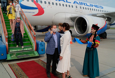 Бурятия. Улан-Удэ. Встреча первого чартера с туристами в аэропорту "Байкал" (5 июля 2020 года)