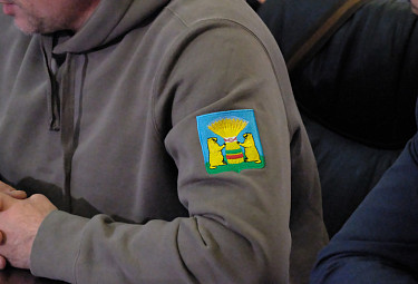 Герб Тарбагатайского района Республики Бурятия - два сурка-тарбагана поддерживают сноп колосьеа