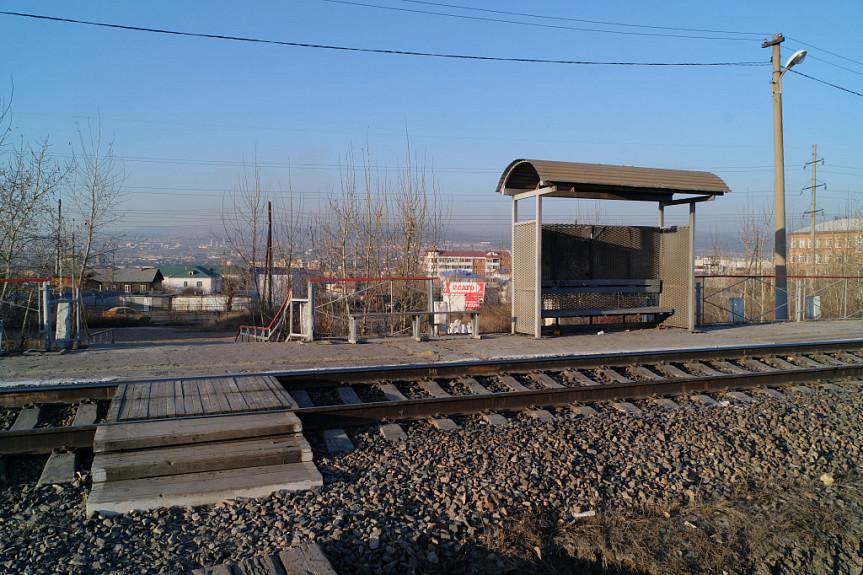 Железная дорога в Бурятии. Рельсы, посадочная платформа, навес для ожидающих на остановочном пункте "Комушка" (Улан-Удэ)