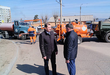 Игорь Шутенков (слева) и Сергей Гашев знакомятся с ходом ямочного ремонта дорог в Улан-Удэ. 2022 год