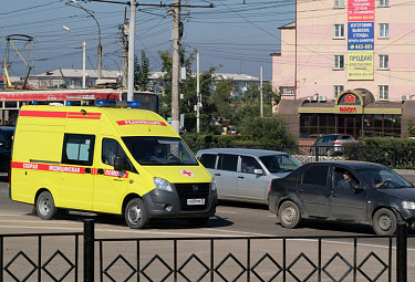 Реанимобиль медиков на улицах Улан-Удэ