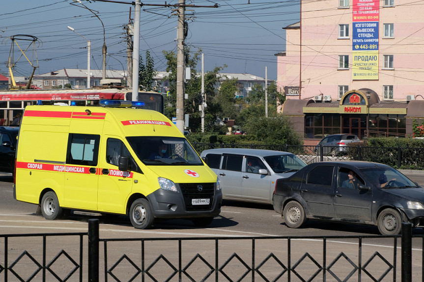 Реанимобиль медиков на улицах Улан-Удэ