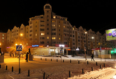 Улан-Удэ зимой. Многоэтажка на улице Терешковой, магазин "Барис", пост полиции