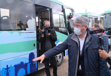 Глава Бурятии Алексей Цыденов осматривает новый пассажирский автобус "Паз", поступивший в Улан-Удэ. Сентябрь 2022 года