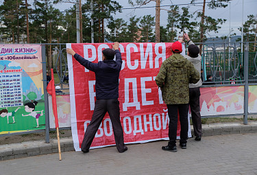 Бурятия. Улан-Удэ. Митингующие устанавливают политический плакат (2019 год)
