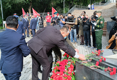 Улан-Удэ. Чимит Бальжинимаев (в центре) возлагает цветы к Вечному огню на Мемориале Победы (3 сентября 2020 года)