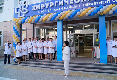 Евгения Лудупова выступает на открытии хирургического корпуса республиканского онкодиспансера в Улан-Удэ. Республика Бурятия