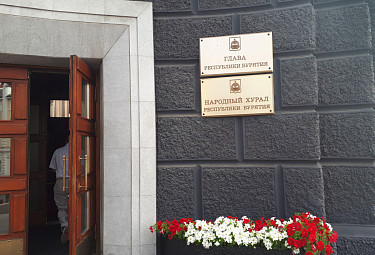 Бурятия. Улан-Удэ. Вход в здание парламента республики - Народного Хурала