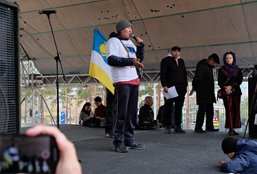 Бурятский активист-оппозиционер Дмитрий Баиров на сцене протестного митинга в  Улан-Удэ (29.09.2019)