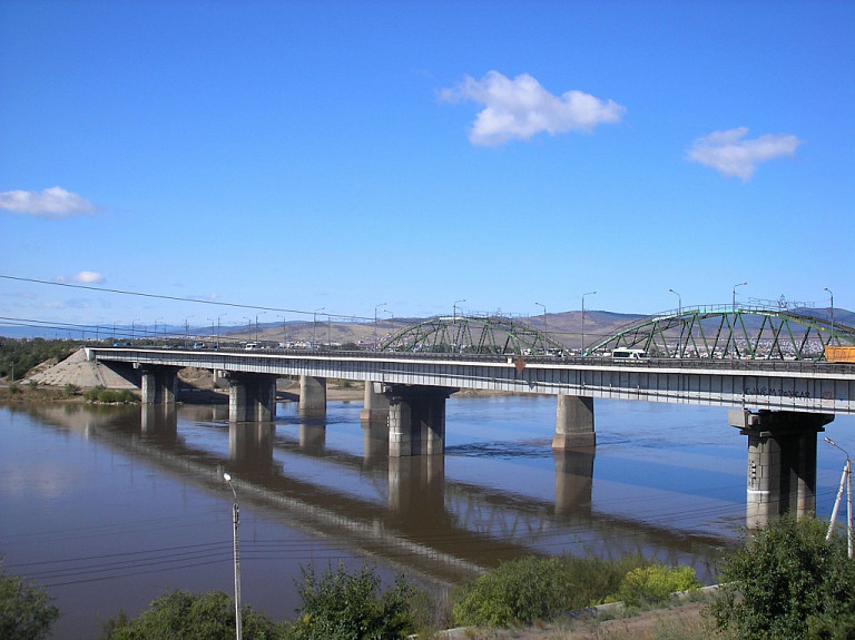 Улан удэ расположен на реке. Левый берег Улан-Удэ. Мост на левый берег Улан-Удэ. Селенгинский мост Улан-Удэ. Мост на левом берегу Улан-Удэ.