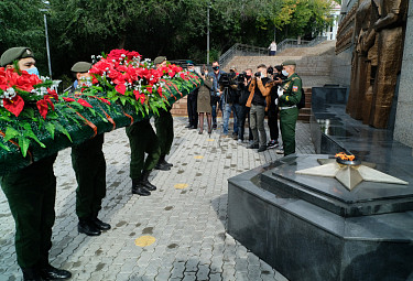 Улан-Удэ. Мемориал Победы. Военные возлагают венок к Вечному огню (3 сентября 2020 года, день окончания Второй мировой войны)