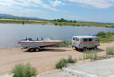 Берег реки Уды. Поисково-спасательная служба Улан-Удэ перевозит лодку для патрулирования реки (лето 2023 года)