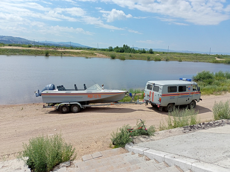 Берег реки Уды. Поисково-спасательная служба Улан-Удэ перевозит лодку для патрулирования реки (лето 2023 года)