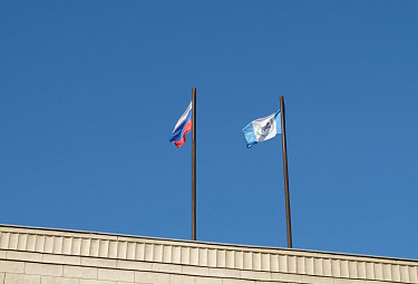 Флаг России и флаг Иркутской области на резиденции губернатора области