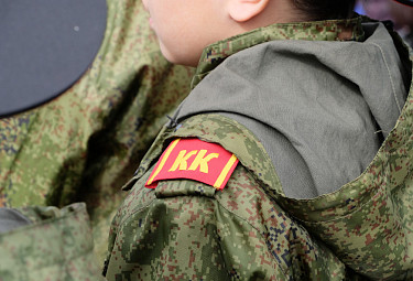 Россия. Мальчик - воспитанник кадетского класса в униформе защитного цвета