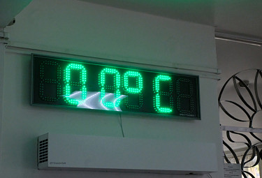 Электронное табло информирует о температуре воздуха в помещении